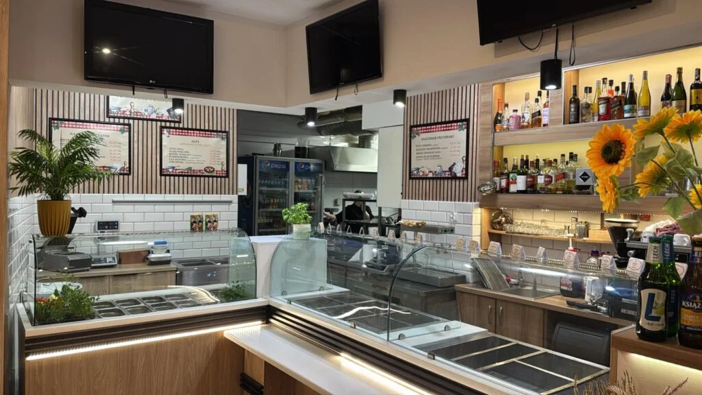 Bistro w Giżycku – lada z gablotą i półkami z napojami