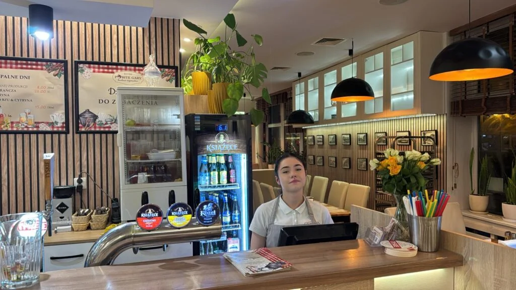 Obsługa bistro Pobite Gary Giżycko przy ladzie