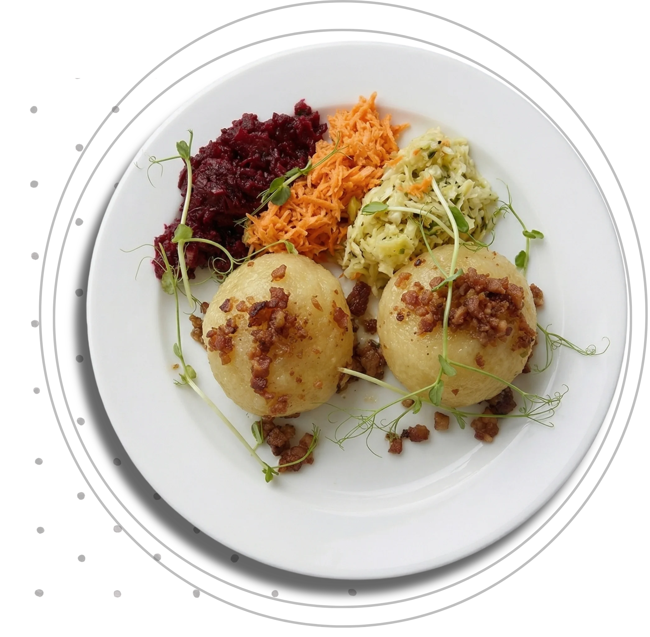 Kartacze ze skwarkami i surówkami na talerzu: domowe obiady w bistro Pobite Gary w Giżycku